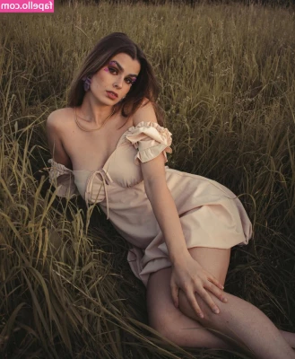 anna.gazanis [ anna-gazanis ] - Lovely lady humps and caramel ocean eyes, I'm a dirty blonde...✨
