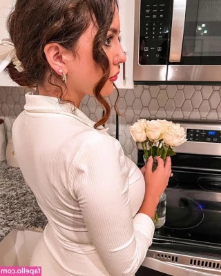 LauraMarieXoXo [ lauramariexoxo-2 ] - Would you let me bounce this gigantic ass on you?