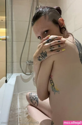 taydertoxic - i'd let you lay on my ass or play with it, whatever you want 😏