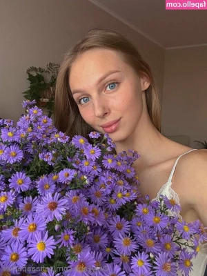 sofiaaaparker - Pretty pink toes and soles for your Wednesday afternoon