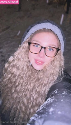 sofiaaaparker - Swipe left for a little kiss