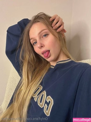 sofiaaaparker - Have some booty and tiddy! Took these before crawling out of bed lol.