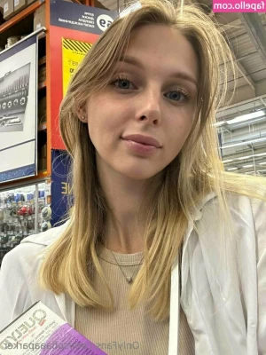 sofiaaaparker - Little twerk video   Spreading this ass apart for youu