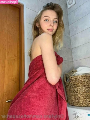 sofiaaaparker - Bend down for this gassy booty and sniff it all up