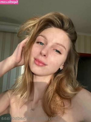 sofiaaaparker - Why be moody when you can shake your booty😏 Enjoying the