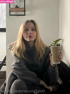 sofiaaaparker - I'm Looking Cute While I Give You a BB Handjob