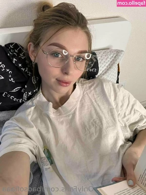 sofiaaaparker - Facts about me 🙌🏻⬇️  🌈 I’m 26 years old  🌈 my boob