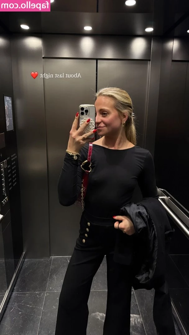 Alina Sophie Holst [ alina-sophie-holst ] - Live streaming at 4pm over on @claruspolaris today!! How many bikinis