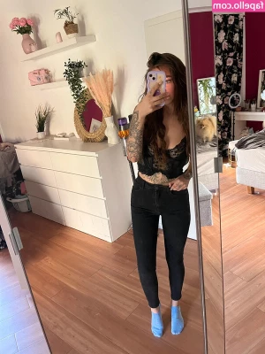 Tizeax - Underboob, cleavage, or side-boob? 🤔