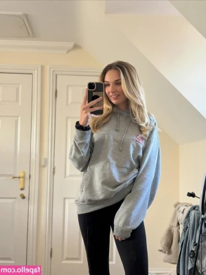 English Ella Faith [ english-ella-faith ] - Showing them off