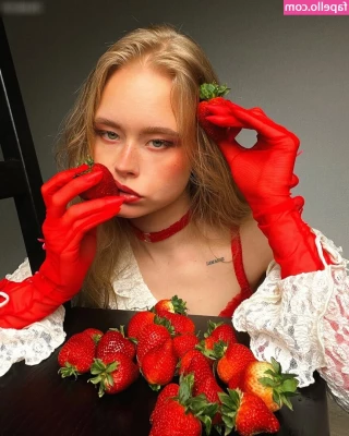 Marieejoan - My toys match my nails