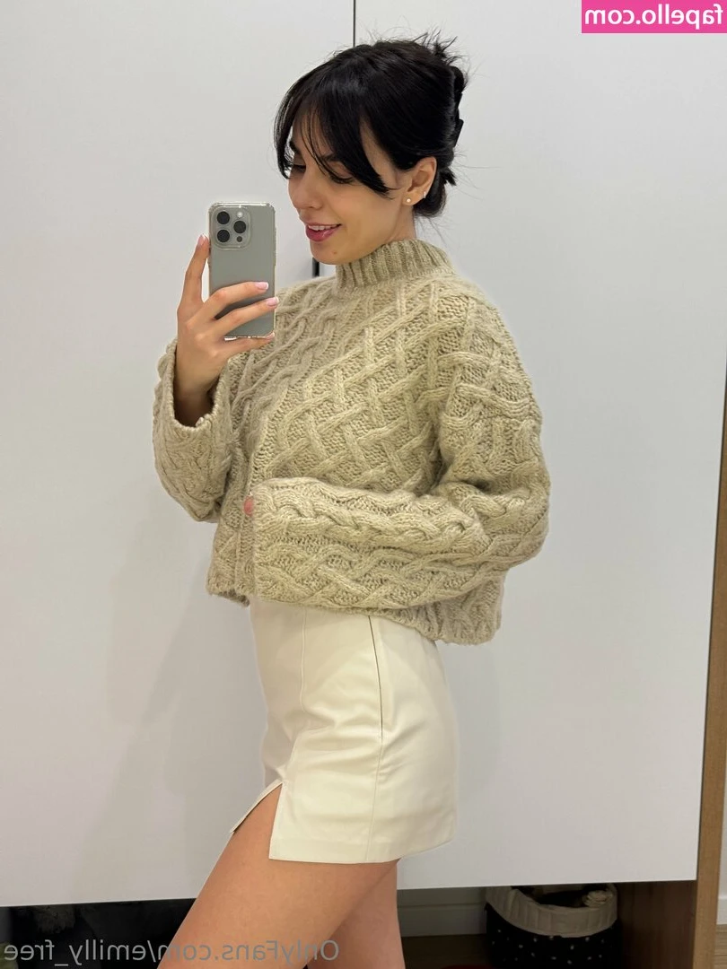 emilly_free [ emilly-free ] - I like lookin’ back & seeing your face like: 🥴 heheheh