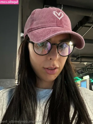 emilly_free [ emilly-free ] - How would you give it to me first daddy?😏 comment below😘