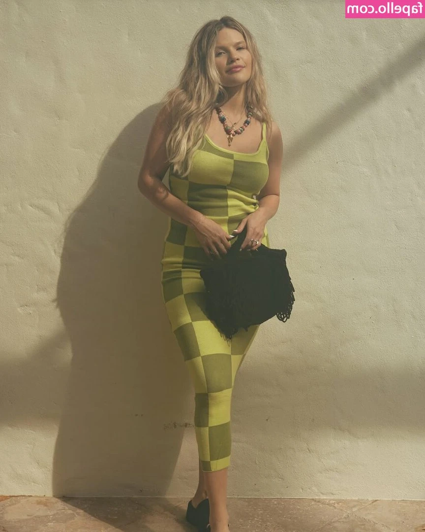 Witney Carson [ witney-carson ] - Stream started at 01/28/2024 01:43 am  Come hang while I paint my