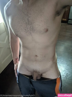 exsparrowment626 - Got morning wood 🤤 DM me if you want it down your throat 😈