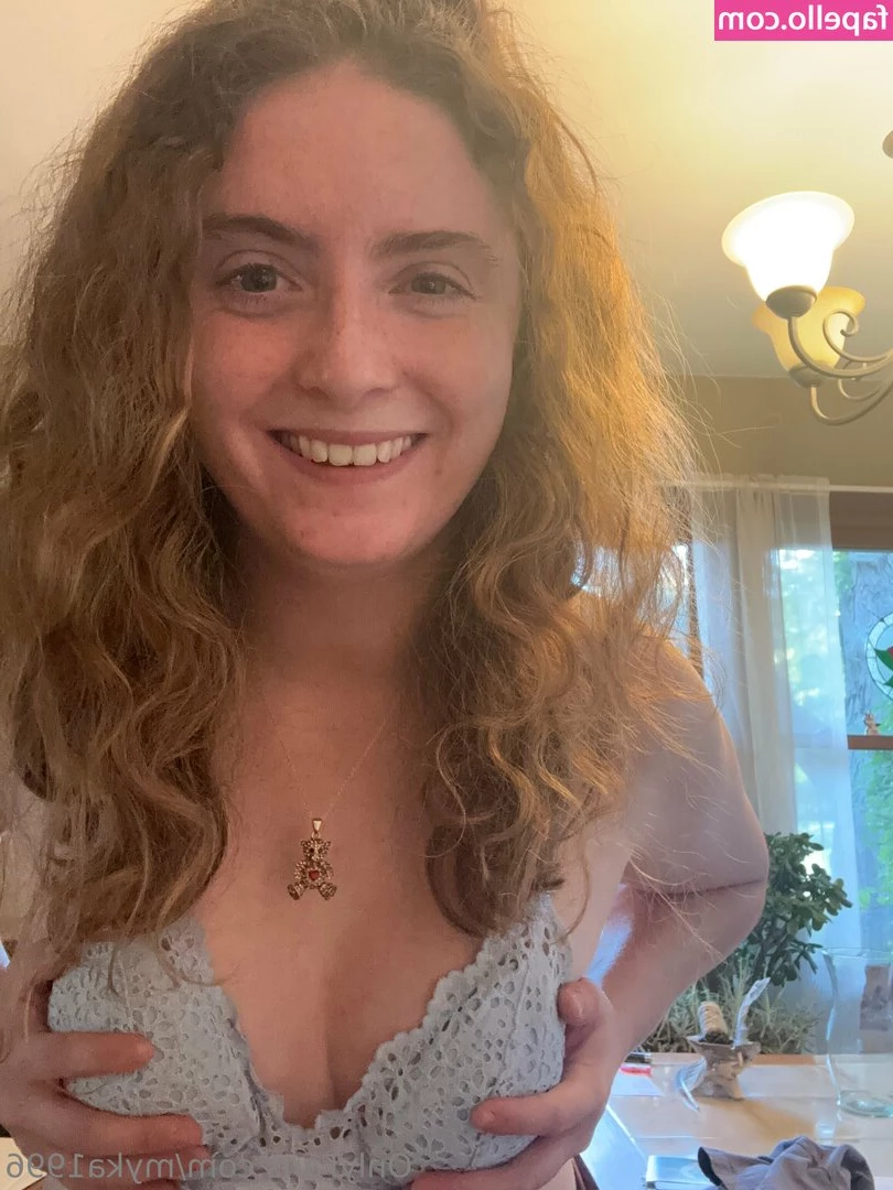 myka1996 - look! a hot girl waiting for cock to suck