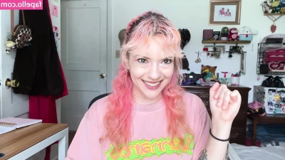 LilRedVelvettt - Lookin  for a face to sit on  any takers