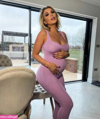 Olivia Buckland [ olivia-buckland ] - Laivan hytissä kameralle levittelyä   Tällaisissa kuvissa ja