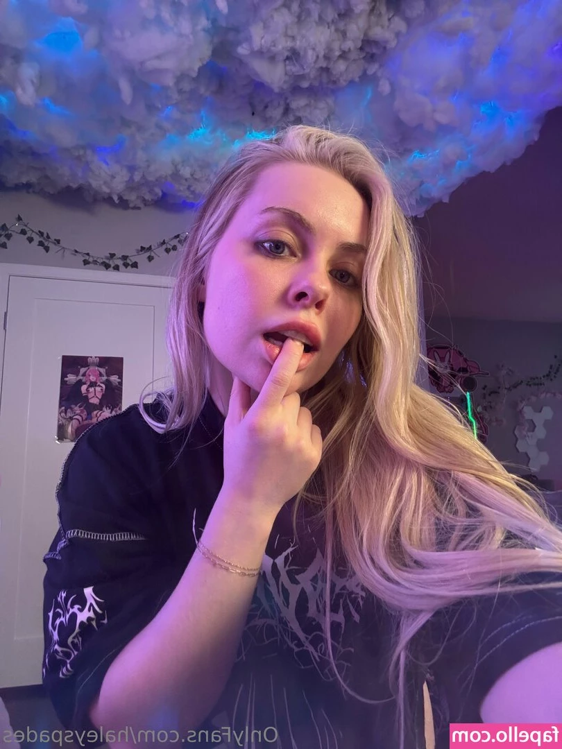 haleyspades [ haleyspades-10 ] - empty belly nudes w   bigbellybenni before we got stuffed    posting