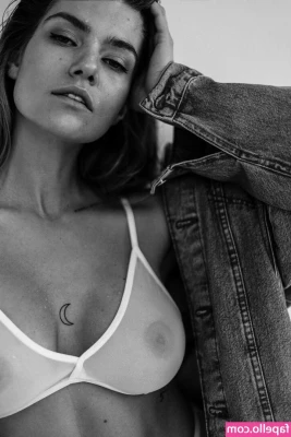 Elizaveta Zlobina [ elizaveta-zlobina ] - Closest way to my heart is through my legs
