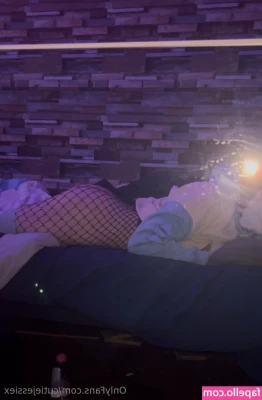 cutiejessiex - Just your casual girl next door; the glasses & white socks are a