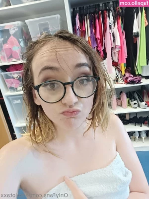 emejotaxx - Do You Get The Horniest In The Morning Or Night