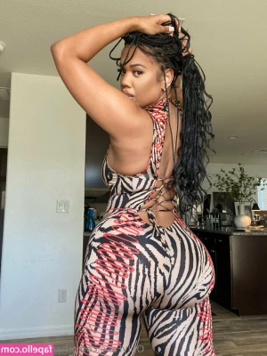chaanelfoxxxx - Who’s a fan of me in fishnets? 😉