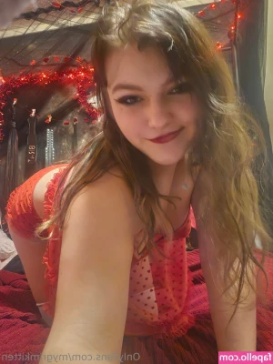 mygrimkitten - Good morning- love waking up in white sheets and my hand on my pussy 