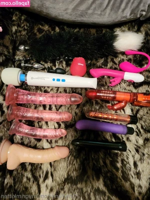 mygrimkitten - My pretty nails make my kitty look even prettier
