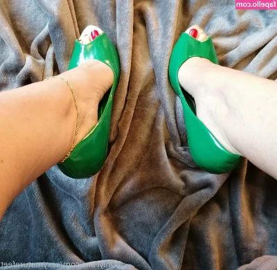 sexymaturefeet - Ok last reminder don't forget abt me and my best live yet 8pm pst!