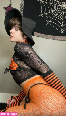 alien.sprinkles [ alien-sprinkles ] - So apparently you guys love my photos from when I was 19 w no boobs!