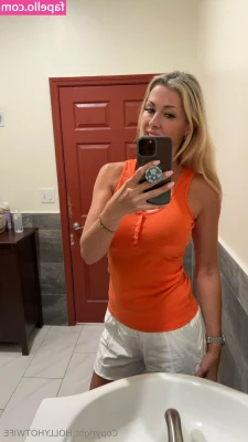 hollyhotwife [ hollyhotwife-1 ] - Would you like to see what s below