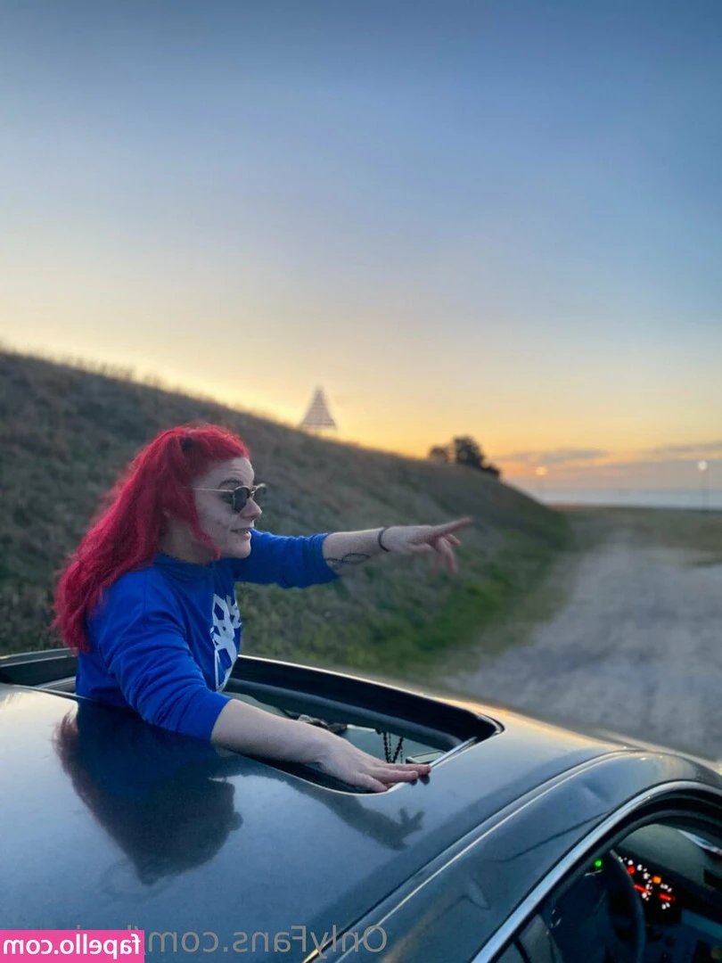 triippylilhippie - Aren’t you horny for me 🥵 👠