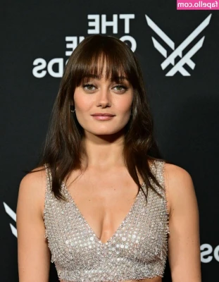 Ella Purnell [ ella-purnell ] - In case you missed the DM, MERRY CHRISTMAS! This set has 12 videos