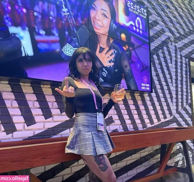 Aileen Senpai [ aileen-senpai ] - I Have a very sexy surprise for you today! So stick around