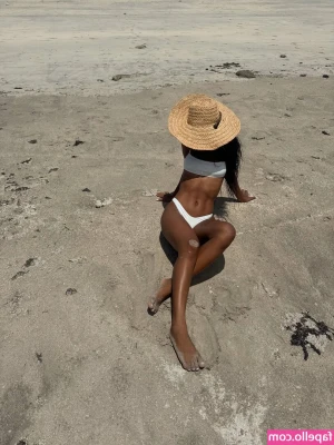 Duda Santos [ duda-santos ] - I just broke my little toe by walking into door frame. Those MF so