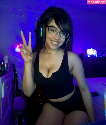 itsqueennovaa - 🟡 Titty Tuesday: Old Timey Titty Video - Mid Transatlantic Accent