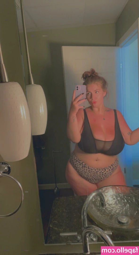 Tabitha R [ tabitha-r ] - Just a little titty pic to help you all through the dry month xb! 