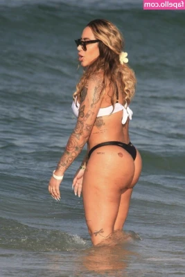 Rafaella Santos [ rafaella-santos ] - Happy Friday!  A little snack before dinner won't hurt ;)