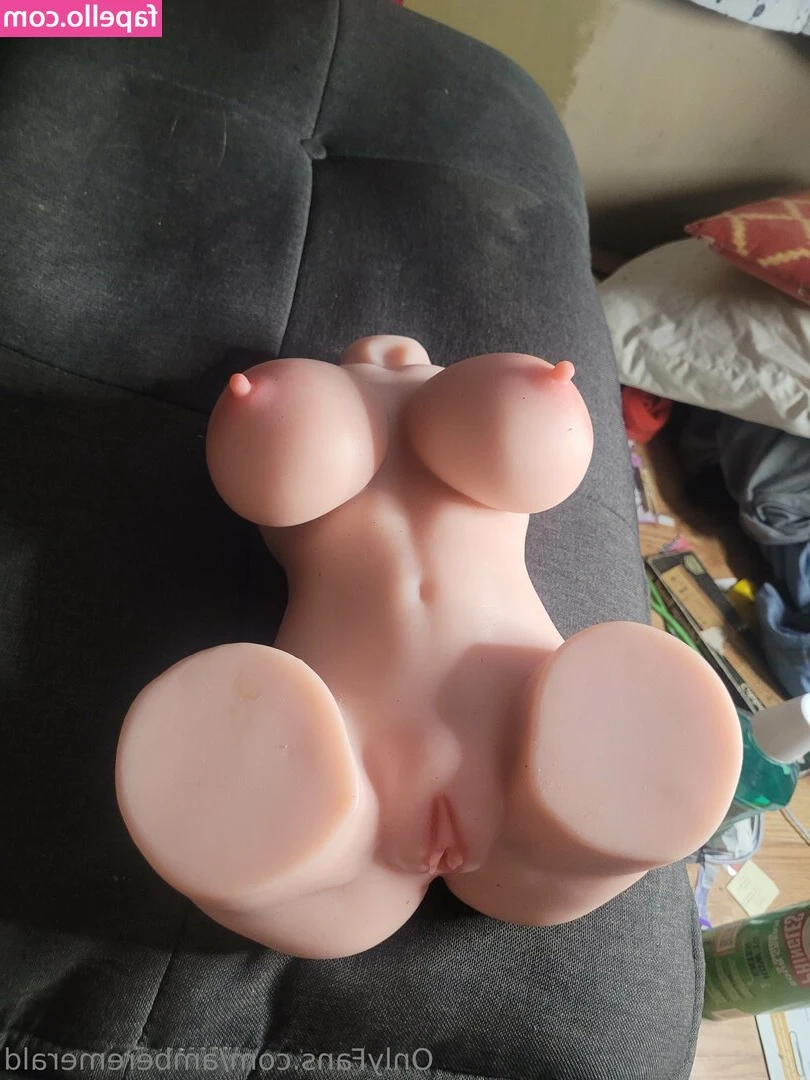amberemerald - Can I wrap my legs around you while you eat it? 🥺