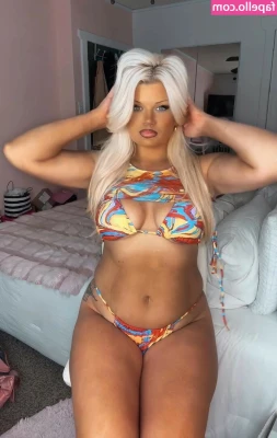 Stephanie Sampson [ stephanie-sampson ] - tip ur queen