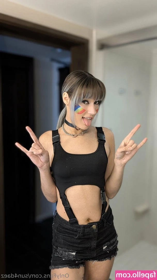 sun4daez - When I see a guy at their hotel room, I get naked instantly and lick