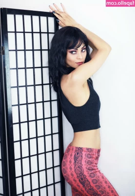 saramoni - POV: I’m ur gf pretending to model for u on our couch