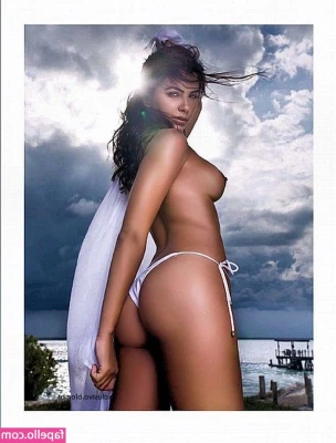 Letícia Datena [ letcia-datena ] - This is your sign to worship me With your cash