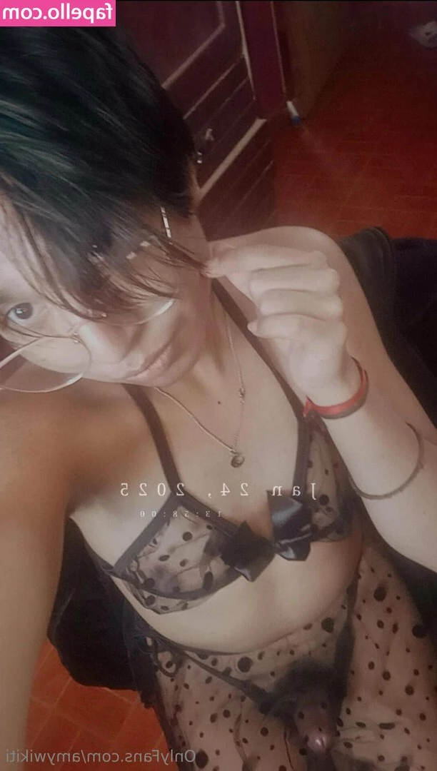 amywikiti - pretty bitch she act like a brat