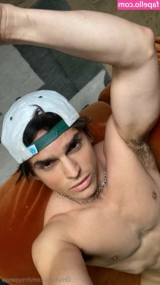 troypesss [ troypesss-1 ] - Intimate moments as I kiss and suck my buddy 💋🍆. For more,