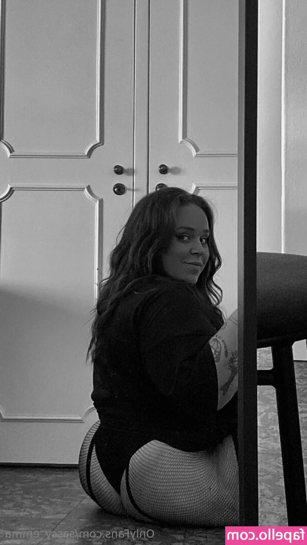 sassy_emma [ sassy-emma ] - No one knows what I wear underneath my dresses when I m out and about