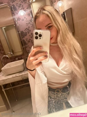viphoneyy - I love to see my panties tucked into my big ass