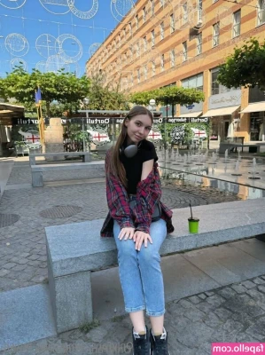 emilia_brown [ emilia-brown ] - My thighs are as thicc as my cakes so you know it's REAL real