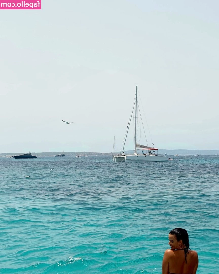 Ivana Knoll [ ivana-knoll ] - Bon appetit 😋